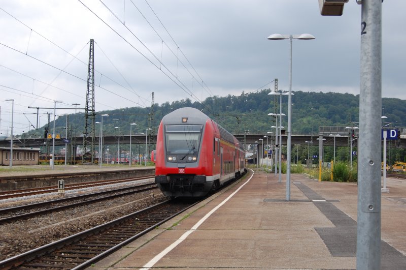 Auf Gleis 4 des Bahnhofes von Plochingen f�hrt am 28.6.2009 RE 19221 nach Donauw�rth ein. Im Schub eine Lok der BR 146.2.