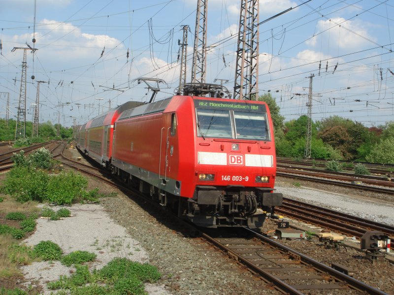 Auf Gleis 4 in Duisburg Hbf hatt Einfahrt der RE 2 nach Mnchengladbach Hbf. Aufgenommen am 25.04.07.