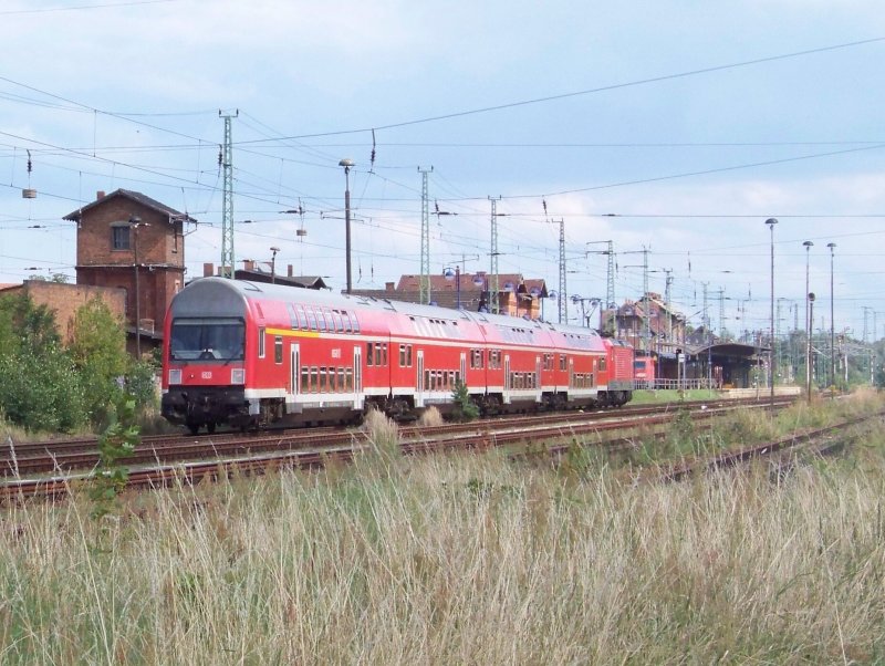 Auf Gleis 4 hlt Einfahrt der RE2 (RE 38141) von Rathenow nach Cottbus.(+10) Heute mit einer lteren Garnitur von Dostos. Lbbenau/Spreewald den 08.08.08