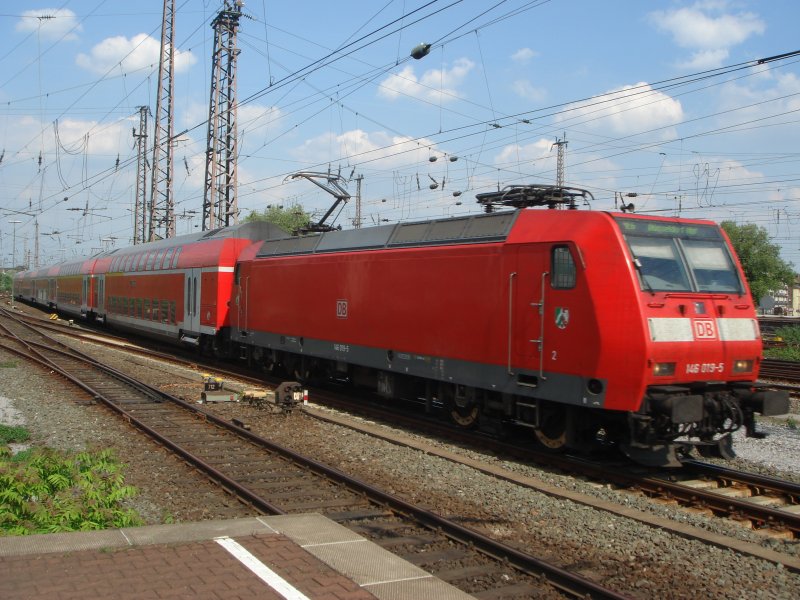 Auf Gleis 5 in Duisburg Hbf hatt Einfahrt RE6 nach Dsseldorf Hbf. Aufgenommen am 25.04.07.
