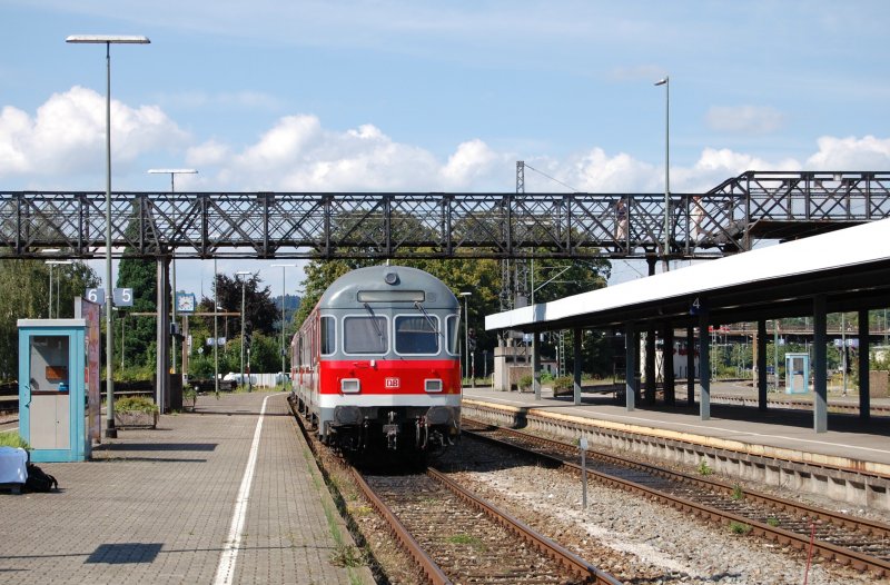  Auf Gleis 5 wird bereitgestellt IRE 4210 nach Ulm Hbf, bitte vorsicht! , hie es am 12.8.2009 in Lindau, als die n-Wagen-Garnitur an den Bahnsteig gedrckt wurde. Der Steuerwagen besitzt noch einen Faltbalg.