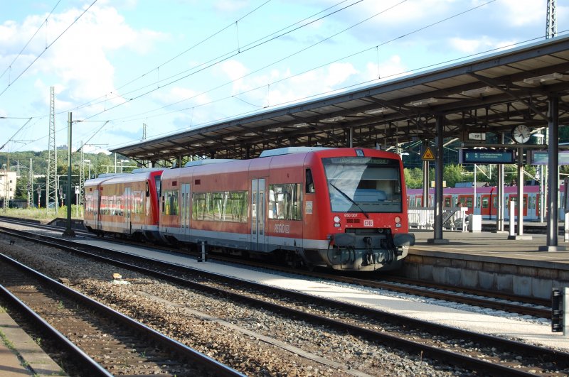 Auf Gleis 6 des Plochinger Bahnhofes verweilt am 25.7.2009 der 650 007-8 zusammen mit einem Schwesterfahrzeug und wartet auf die Abfahrt in Richtung Tbingen und weiter nach Herrenberg.
