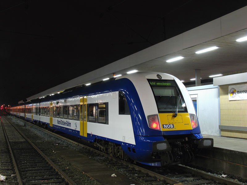 Auf Gleis 7 steht bereit die Nord-Ostsee-Bahn NOB 80526 nach Westerland (Sylt); Hamburg-Altona, 16.01.2009
