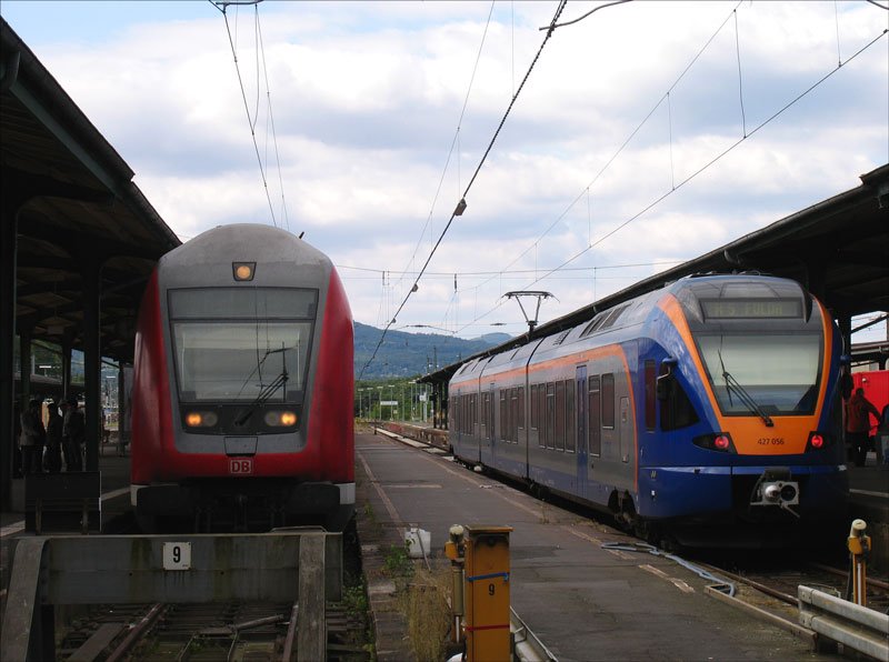 Auf Gleis 9 ist angekommen ein RE aus Frankfurt (Main) geschoben von 111 070 und auf Gleis 10 steht abfahrbereit der cantus-ET 427 056 als R5 nach Fulda; Kassel Hauptbahnhof, 20.09.2008
