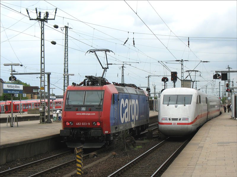 Auf Gleis 9 ein ICE 1 (BR 401) und auf Gleis 8 die 482 023 in Hamburg-Altona; 13.05.2007
