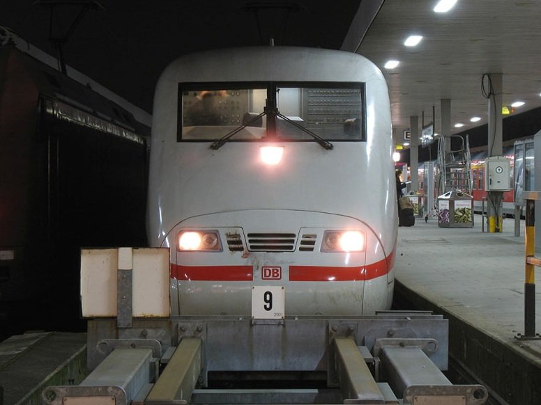 Auf Gleis 9 wird bereitgestellt 401 572 als ICE 885 nach Mnchen; Hamburg-Altona, 16.01.2009
