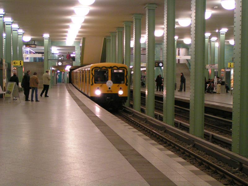 auf Gleis.1 des U-Bahnhofes Alexanderplatz Einfahrt des U-Bahnwagen Typ E III 5. An dem Tag gab es Sonderfahrten mit dieser Baureihe. (Berlin 18.12.2005)