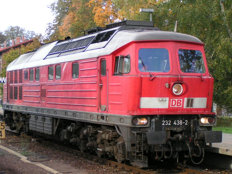 Auf Gleis.2 in Sandersleben(Anhalt), wartet die 232438-2 auf ein grnes Signal um nach Halle(S) weiter zu fahren. (4.10.2004)