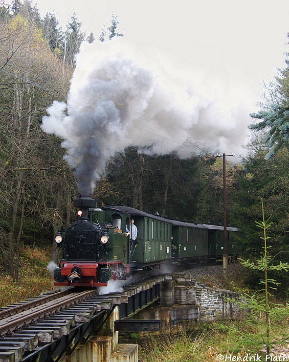Auf den glitschigen Schienen, welche am 25.10.09 durch den Nieselregen immer wieder vorhanden waren, sind die 3  Klassen , welche die I K Nr.54 am Haken hat, absolute Grenzlast. Aufgenommen in der Einfahrt zum Bahnhof Schl�ssel.