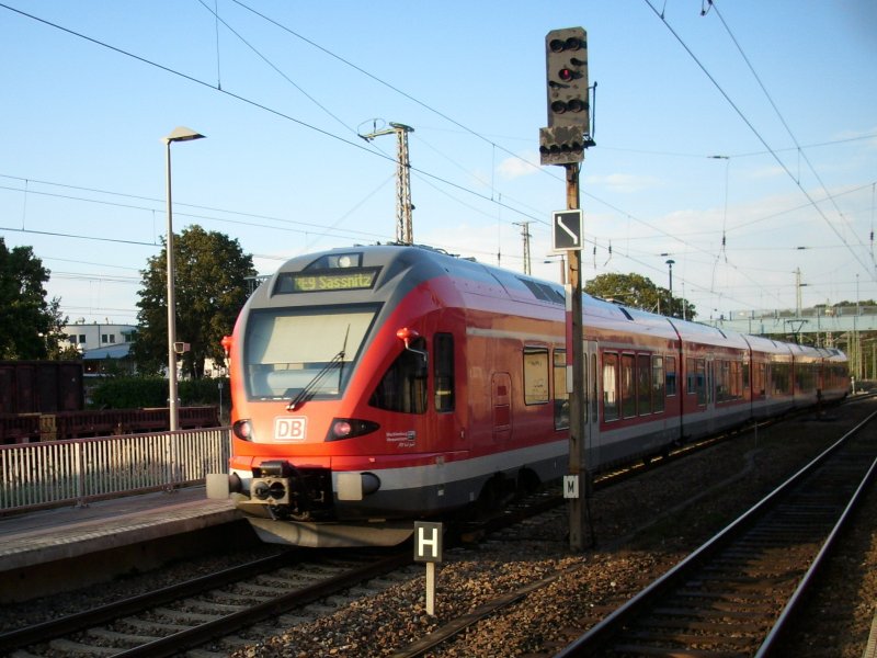 Auf Grund von Bauarbeiten mssen gegenwrtig alle Zge in Richtung Lietzow den Bahnhof Bergen/Rgen auf dem linken Gleis verlassen.So auch am 03.September 2009 als ein Flirt 429 nach Sassnitz den Bahnhof Bergen/Rgen verlie und das Ausfahrsignal  M  passierte.