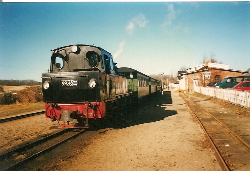 Auf Grund von Bauarbeiten zwischen Putbus und Binz fuhr der Rasende Roland im Mrz 1997 nur zwischen Binz und Ghren.Hier stand die 99 4802 fr die Rckfahrt nach Ghren im damaligen Bahnhof Binz-Ost.