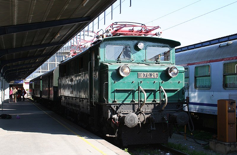 Auf Grund des Dampflokfahrverbotes ber die Floridsdorfer Hochbahn wurde der Wochenendzug R16002/16003 am Wochenende 16./17. 2009 Mai bis Korneuburg elektrisch gefhrt um von dort mit dem DT1.07 weiter befrdert zu werden. Dabei kam die 1670.25 wieder mal zu einer Zweiachser-Garnitur. Das Foto entstand am Sonntag, 17. Mai, kurz vor der Abfahrt des R16002 am Wiener Ostbahnhof, auch bekannt als Wien Sd - Ostseite oder Wien Sd Bahnsteig 1-9, den es nicht mehr lange geben wird. Wegen der ungnstigen Aufstellung des Schnellzuges daneben, der brigens zusammen mit der Zweiachsergarnitur eingeschoben wurde ging sich leider nur dieses Bild aus.