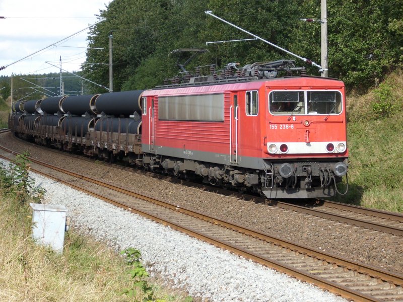 Auf Grund von Gleisbauarbeiten mssen alle Zge von Lietzow nach Bergen/Rgen das linke Gleis benutzen.So auch 155 238 die mit einem Rohrzug, diesmal nicht nach Mukran sondern von Mukran,mir am Einfahrsignal von Bergen/Rgen auf dem linken Gleis begegnete.