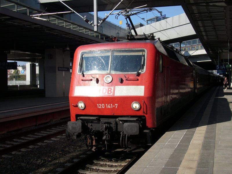 Auf Grund von technischen Problemen hatte 120 141 am 12.April 2009 in Berlin Sdkreuz mit einem IC nach Mnchen den vorderen Stromabnehmer angelegt.