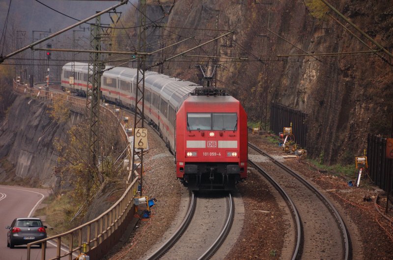 Auf der Heimfahrt wurde noch ein kurzer Stop an der Geislinger Steige eingelegt: 101 059-4 zog einen stilreinen Intercity Richtung Ulm. (01.11.2008).