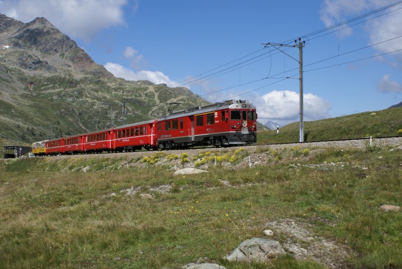 Auf der Hhe des Lej Pitschen befindet sich am 11.8.09 der ABe 4/4 III 54.