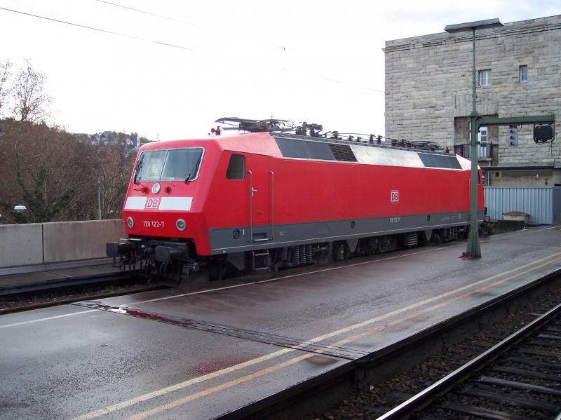 Auf ihren nchsten Einsatz wartet 120 122 am 28.12.2003 in Stuttgart Hbf auf dem Stumpfgleis neben Gleis 16.