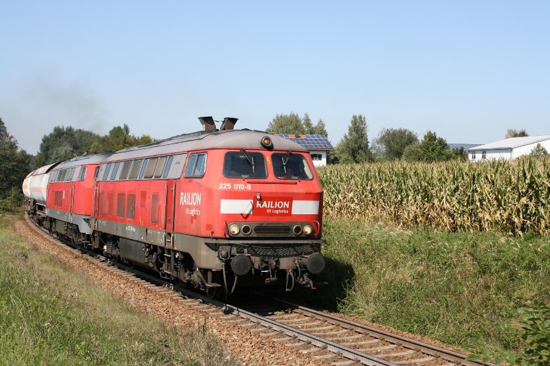 Auf ihrer Fahrt von Mhldorf nach Burghausen kmpften sich 225 010-8 + 217 011-6 und als Schubloks 225 030-6 + 032-2 die 40 Promille Steigung vor Pirach am 08.09.09 hinauf.