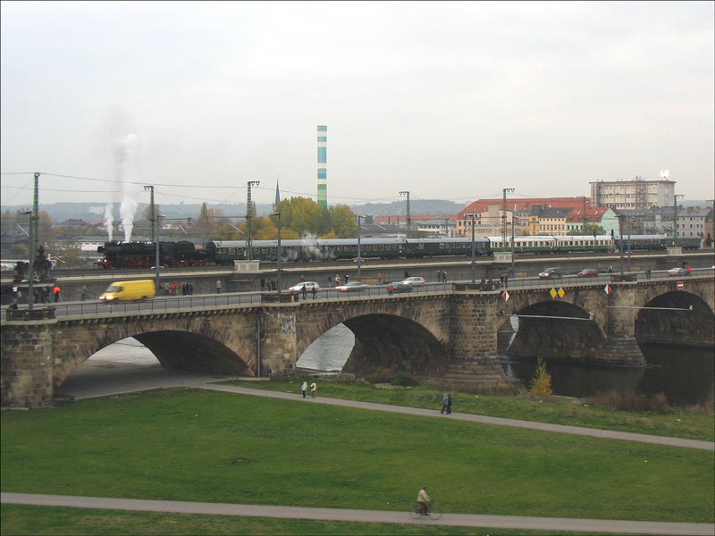 Auf ihrer wegen Ablauf der Fristen letzten Fahrt am 28.10.2007 kommt die 52 8047 auf ihrer Tour von Nossen ber Rowein - Dbeln - Riesa - Coswig - Dresden-Neustadt - Meissen und zurck mit ihrem Sonderzug auch in Dresden auf die Marienbrcke. Hier verabschiedet sie sich um 16:43 mit lautem Pfeifen fr immer.
