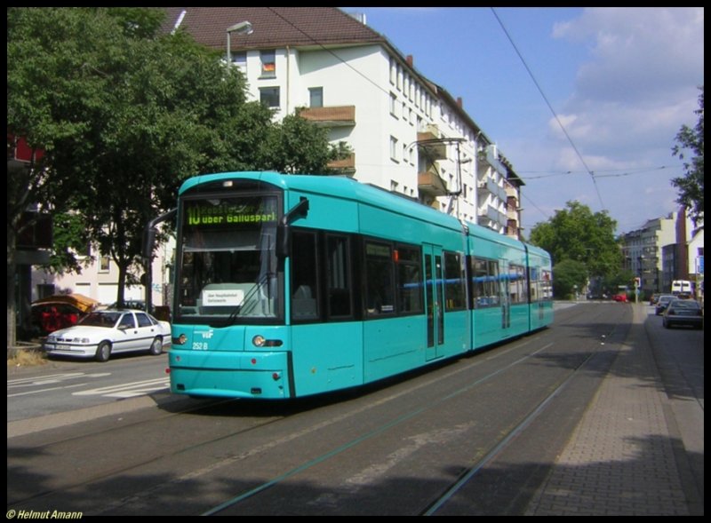 Auf der Interimslinie 10 fuhr der S-Triebwagen 252 als 4. Zug vom Zoo kommend am 07.08.2006 kurz vor der Haltestelle Allerheiligentor in Fahrtrichtung Rebst�cker Stra�e. Ein Zusatzschild im Fenster des F�hrerstands sollte die Fahrg�ste auf wichtige Knotenpunkte zum Umsteigen auf der Strecke hinweisen.