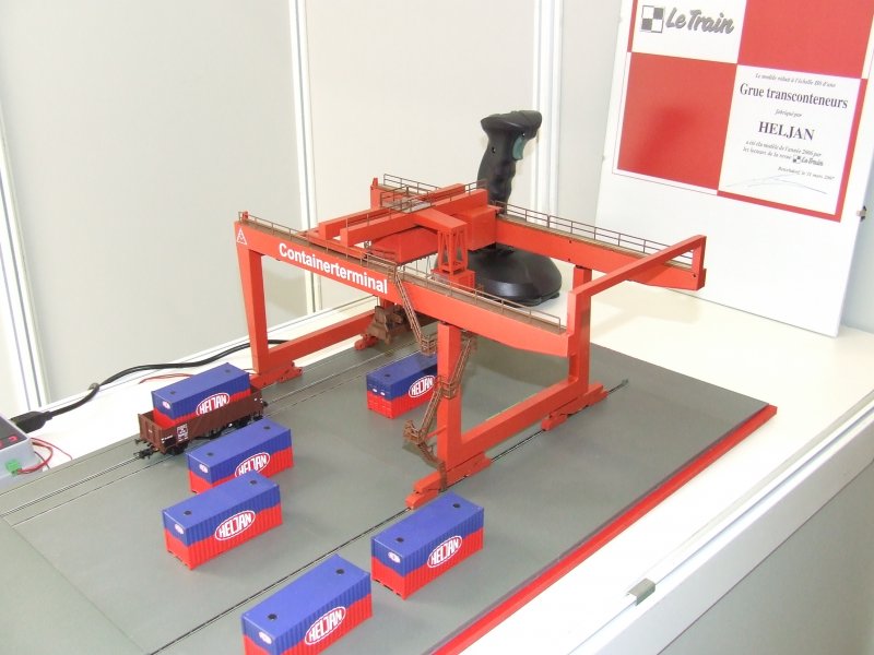 Auf der InterModellbau in Dortmund endlich zu sehen! Die voll funktionsfhige Containerbrcke von Heljan.