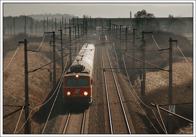 Auf den internationalen Zgen zwischen Wien und der Slowakei ist die Reihe 1014 bereits verschwunden. Planmig sollte bei diesen Zgen die Reihe 1044 zum Einsatz kommen. Mangels Verfgbarkeit ist vor allem auf der Ostbahn immer wieder die Reihe 1142 anzutreffen. Am 24.2.2008 bespannte ab Bratislava-Petrzalka  1142.623 den IC 402 „Gerlach“ von Kosice nach Wien Westbahnhof. Extremes Gegenlicht hat in diesem Fall zu einer Photoshopspielerei eingeladen.