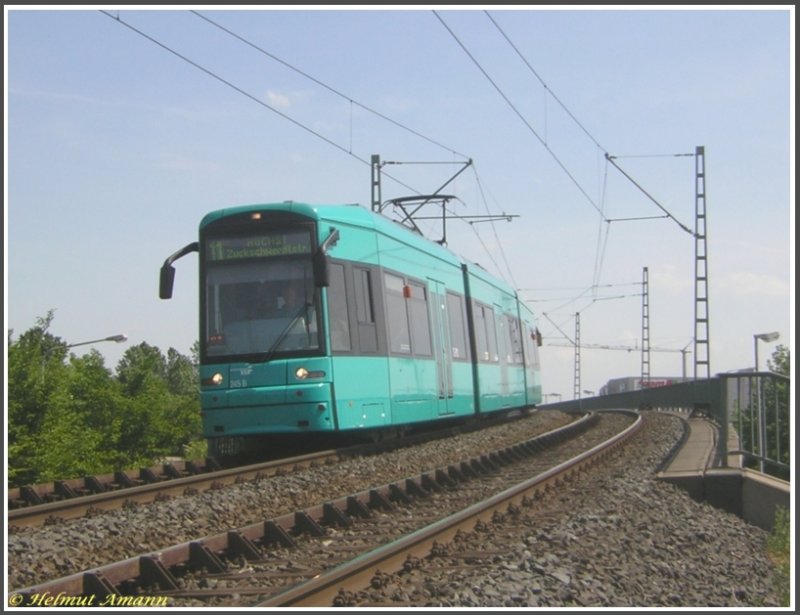 Auf der im Jahre 1989 er�ffneten Br�cke �ber die damals neugebaute Anschlu�stelle der Bundesstra�e 40a zwischen den Haltestellen J�gerallee und Birminghamstra�e befand sich der S-Triebwagen 245 am 04.05.2007 auf dem 1. Zug der Linie 11 in Fahrtrichtung H�chst. Das ist einer der wenigen Streckenabschnitte im Frankfurter Stra�enbahnnetz, auf dem die Fahrzeuge die H�chstgeschwindigkeit ausfahren k�nnen.