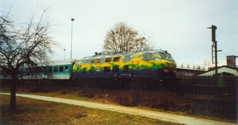 Auf der KB761 (Teckbahn) zieht die 218 418-2 (Touristiklok) kurz vor dem Bahnbergang Bolerstrae ihre RB nach Kirchheim/Teck (Frhjahr 2001)