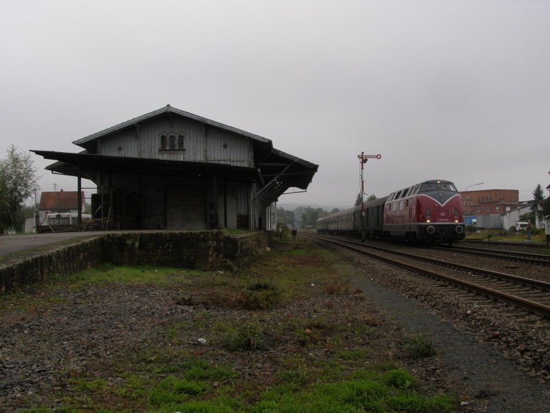 Auf der KBS 706, wo die zeit irgentwo in den 70gern stehengeblieben ist, fhrt V200 033 mit einem Sdz, aufgrund vom  bern Buckel . Leider wird diese Strecke nun Elektrifiziert, Bahnsteige erhrt und die Flgel abgerissen. In ein paar Jahren wird hier nun ein 425 vorbeifahren :(