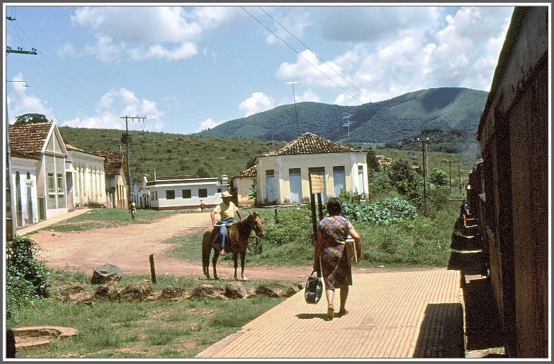 Auf einer kleinen Zwischenstation erwartet ein Gaucho seine Frau, die vom Einkauf aus Sao Joao del rei zurckkehrt. (Archiv 03/1979)