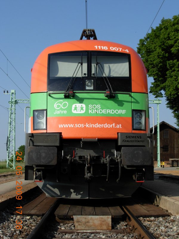Auf  Kollisionskurs  mit der SOS Kinderdorf-Lok im Bahnhof Pamhagen (24.5.2009).