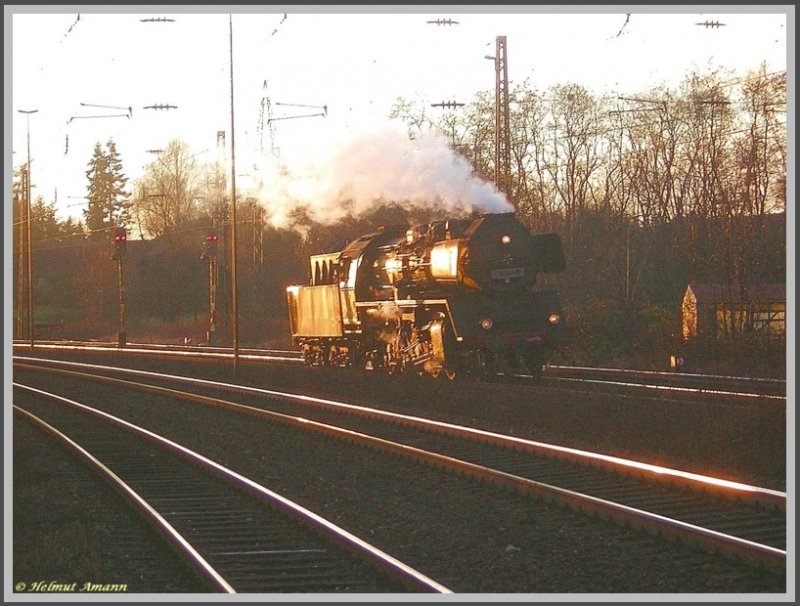 Auf der letzten Fahrt des Sonderzuges, der am 06.01.2008 mehrmals zwischen Aschaffenburg und Heigenbrcken pendelte, musste die Zuglok 50 3552 der Eisenbahnfreunde Hanau umsetzen und glnzte dabei im Licht der bereits tiefstehenden Sonne.
