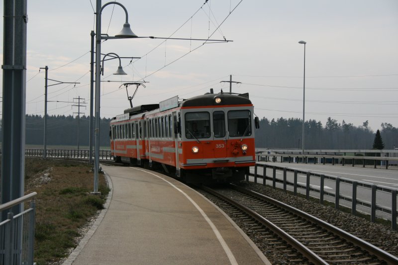 Auf der Linie Langenthal-St. Urban Ziegelei der Aare-Seeland-Mobil pendelt ein einziger Pendelzug zwei Mal pro Stunde hin und her. Am 17.3.2007 war dies Be 4/4 101 mit Bt 353, hier bei der Einfahrt in die Haltestelle Mumenthal. 