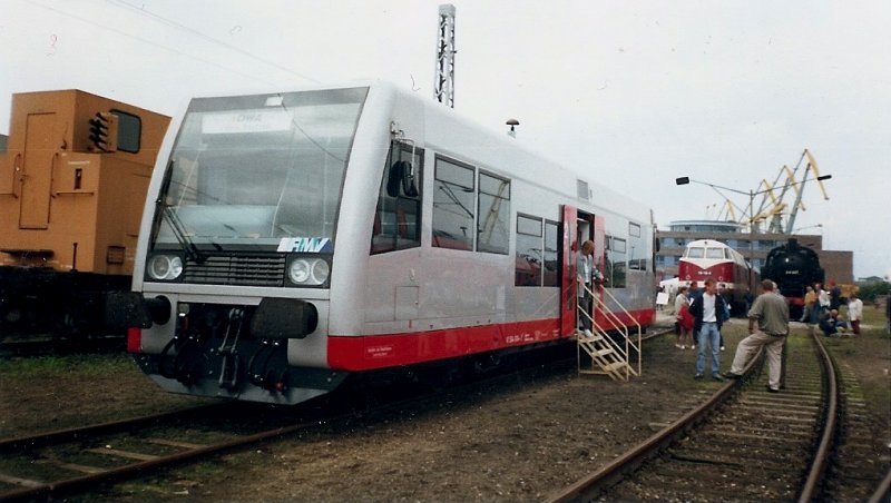 Auf der Lokausstellung im Juli 1998 in Wismar konnte man auch diesen  damals neuen 672-Triebwagen bestaunen.