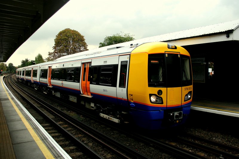 Auf der London-Overground-Linie von Stratford nach Richmond haben die neuen Triebzge der Class 378 einzug gehalten. Noch dreiteilig zeigt sich die Zweisystem-Einheit 015 am 14.10.2009 im Stromschienen-Betrieb in Kew Gardens. Die Zge werden im Laufe des Jahres 2010 zu vierteiligen Einheiten ergnzt und erhalten dann 200er-Nummern. 