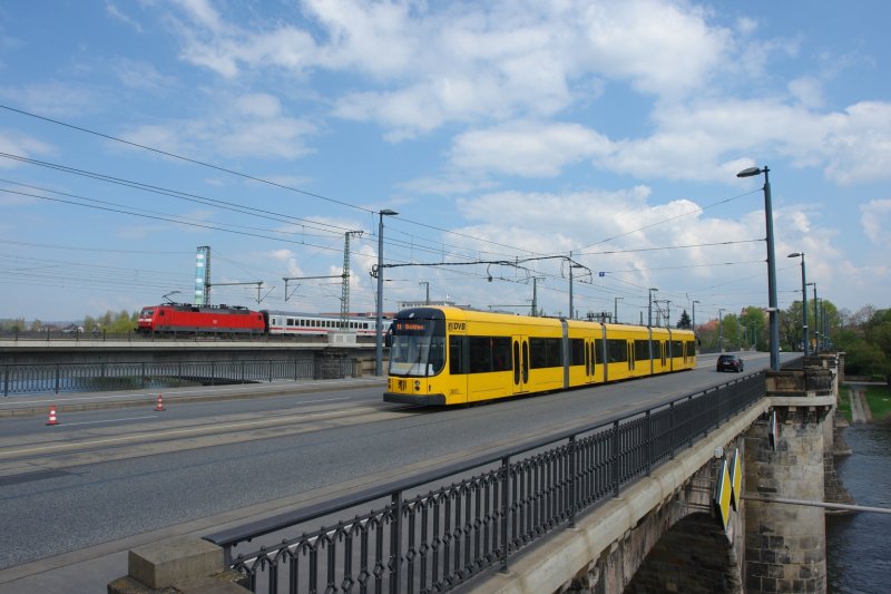 Auf der Marienbrcke kam es zu einem Treffen zwischen der groen Eisenbahn, in Form einer 120er, und dem NGT12DD mit der Nummer 2817, der auf der Linie 11 Richtung Bhlau unterwegs war. (23.04.08)