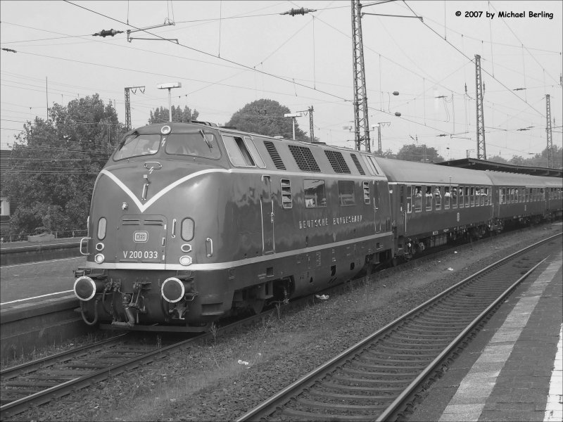 Auf mehrfachen wunsch eine kleine Zeitreise! Wir schreiben das Jahr 1957. Ein Gesellschaftszug auf den Weg nach St. Goar hier beim halt in Wanne-Eickel Hbf. 25.8.07