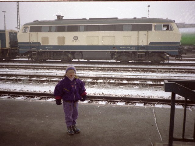 Auf meiner Allerersten Zugfahrt, die von Amberg nach Regensburg ging, entstand dieses Foto, geschossen von meinem Vater. Im hintergrund steht 218 214 und eine 211. Die Aufnahme entstand in Schwandorf, das genaue Datum ist mir aber nicht mehr bekannt, damals waren aber Ozeanblaue Fahrzeuge noch keine Seltenheit. Das auf dem Bild bin brigens ICH. (Das Bild war ein Negativ, das mir ein ehem. Kollege digitalisiert hat, deswegen auch nicht die beste Qualitt)