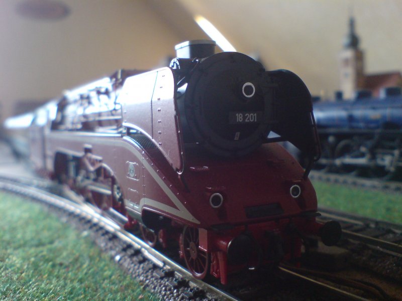 Auf meiner Anlage zieht die  18.201 : zwei IC-Wagen aus den 70er,einen Halbspeise-Salonwagen und fnf Schlaf-Sitzwagen der  Mitropa  hinter sich her!Ihre Laufeigenschaft auf der Anlage ist hervorragend,jedoch sollte man es mit der Geschwindigkeit nicht bertreiben!