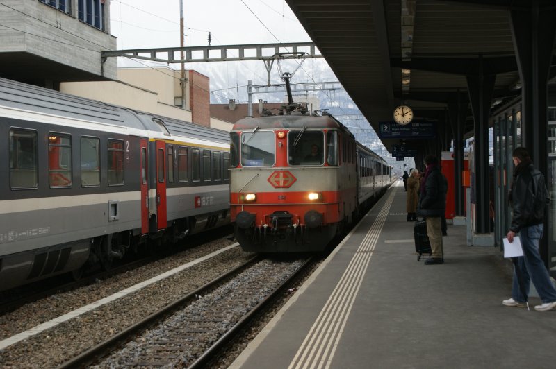 Auf die Minute genau, (Re 4/4 11109 Swissexpress), Einfahrt des Re St. Gallen - Chur Rheintalexpress am 10.03.2009 in den Bahnhof Buchs St. Gallen.
