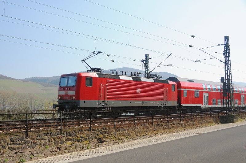 Auf nach Oberwesel. 143 568-4 verlt mit einem Dosto-RE Bacharach, einzigste Regional-Leistung der DB auf der linken Rheinstrecke. (April 2009).