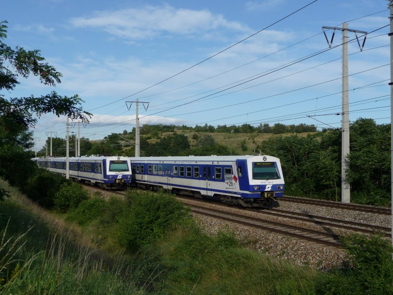 Auf der Nordbahn zwischen Wien Leopoldau und Wien Sssenbrunn begegnen sich die Doppelgarnituren 4020 284-8 + 4020 259-0 (Richtung Gnserndorf) und 4020 210-3 + 4020 255-8 (Richtung Wien Floridsdorf). (08.07.09)