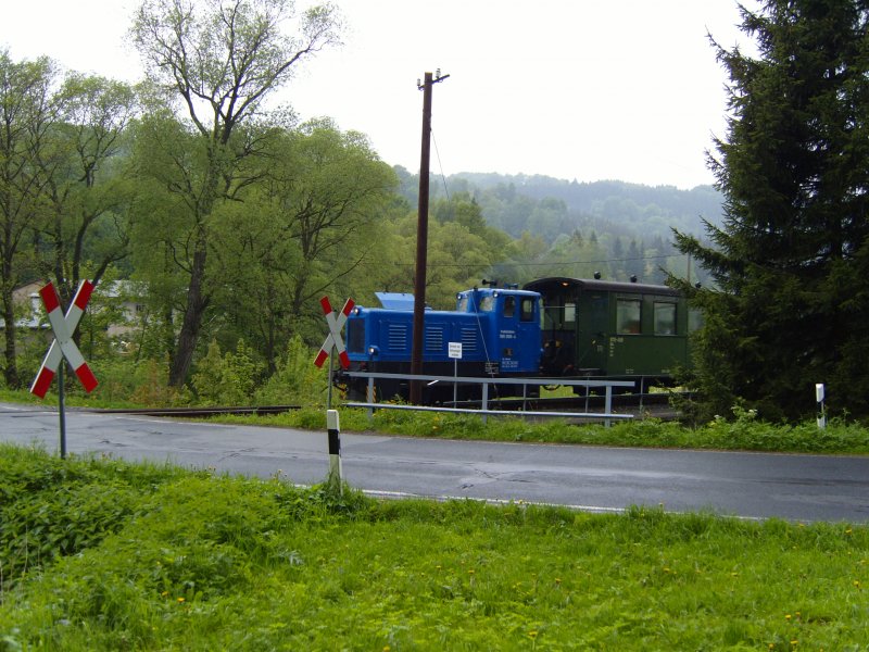 Auf der Prenitztalbahn wird nicht nur regelmiger Plandampf gefahren, sondern auch an mehreren Tagen werden die Personenzge von Dieselloks gezogen. Diese Aufnahme entstand am 24.05.2008 kurz vor Schmalszgrube aus Richtung Steinbach.