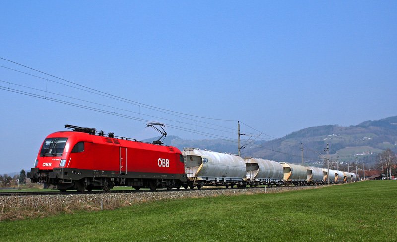 Auf der Pyhrnbahn sind in der letzten Zeit etliche Umleiterzge zu sehen, so auch heute! Hier konnte der GAG 57713 auf seiner Fahrt gen Sden bei Micheldorf bildlich festgehalten werden.
05.04.2009