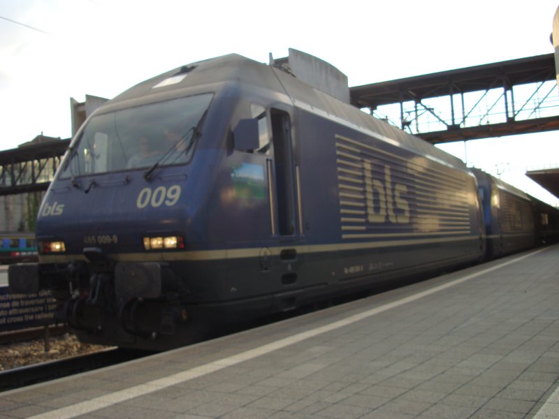 Auf der Re 465 009 , die der 465 018 Vorspann leistet, findet gerade der Lokfhrerwechsel statt. Aufgenaommen am 28.6.2007 in Spiez.