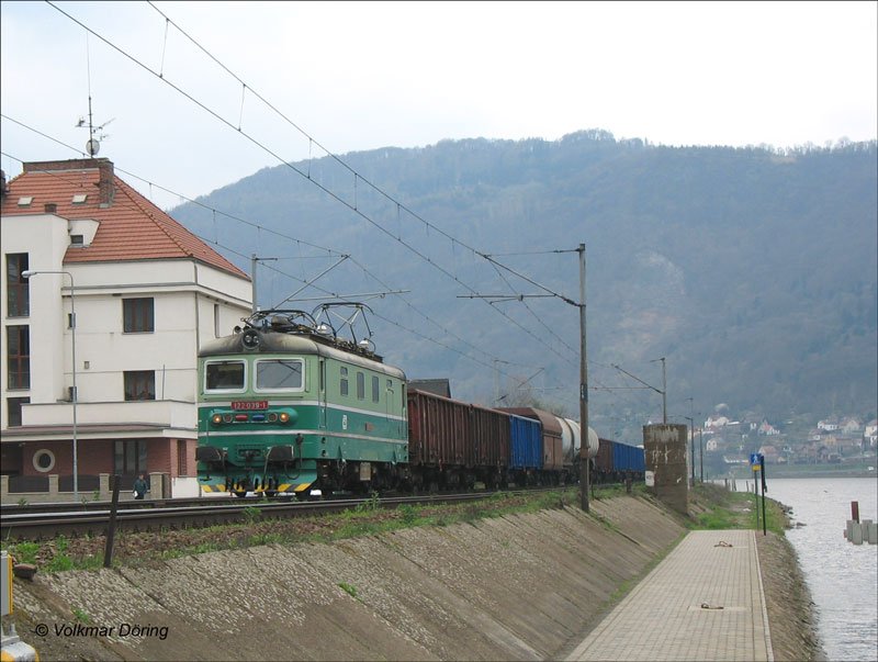 Auf der rechtselbischen Seite bei Usti nad Labem Strekov (Aussig an der Elbe Schreckenstein) kommt die betagte 122 039 mit einem gemischten Gterzug; 29.03.2007

