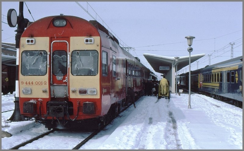 Auf einer Reise von Barcelona nach Cordoba im Februar 1983 traf ich nach Valencia auf eher ungew�hnliches Wetter f�r Spanien. In Albacete im landesinneren lag eine ganze Menge Schnee, die den Triebfahrzeugen der RENFE, hier der elektrische Triebzug 9-444-001-2, ganz sch�n zu schaffen machte. (Archiv 02/83)