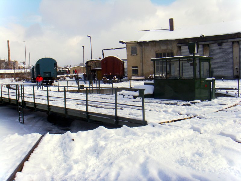 Auf dieser relativ klein wirkenden Drehscheibe des BW Zittau, konnte sogar die gro�e 01 533 gedreht werden. Aufnahme am 17.02.2009