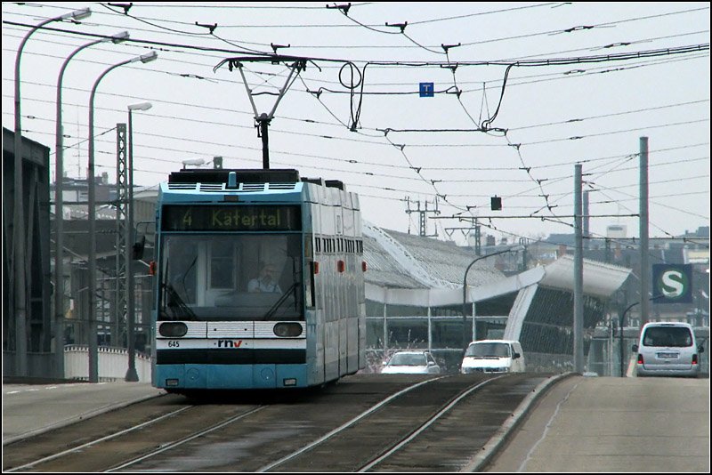 Auf der Rheinbrücke -

Ein Niederflur-Multigelenktriebwagen der Mannheimer Straßenbahn auf der Konrad-Adenauer-Brücke. Das Bild von der Mannheimer Seite aus. Im Hintergrund ist der Bahnhof Ludwigshafen-Mitte zu erkennen, der ja eigentlich gar nicht in der Mitte Ludwigshafen liegt. 

08.03.2008 (J)