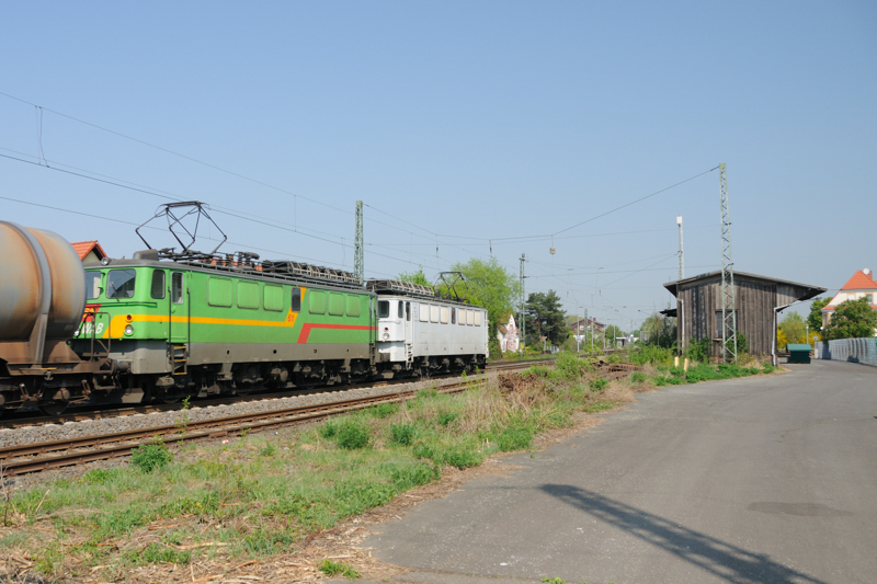 Auf Richtung Darmstadt und weiter Richtung Eschwege. Jeden Donnerstag bespannen die beiden WAB-Loks eine Leistung mit Eaos-Wagen in den S�den, um am Freitag dann einen KeWa-Zug in den Norden zu bringen. Ende August 2009 las man jedoch, dass diese beiden Loks zur Zeit schadensbedingt abgestellt w�ren. �ber eine Aufarbeitung bzw. Reparatur ist meinerseits leider nichts bekannt. (Aufgenommen im April 2009 am alten G�terschuppen in Zwingenberg) 